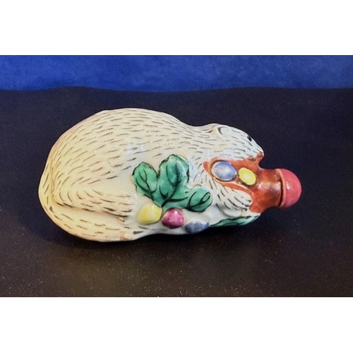 Porcelain snuff bottle enamelled polychrom in squirrel shape. China, XIXth century.